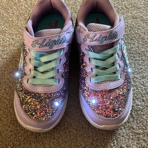 Little girl size 1 Sketchers.
